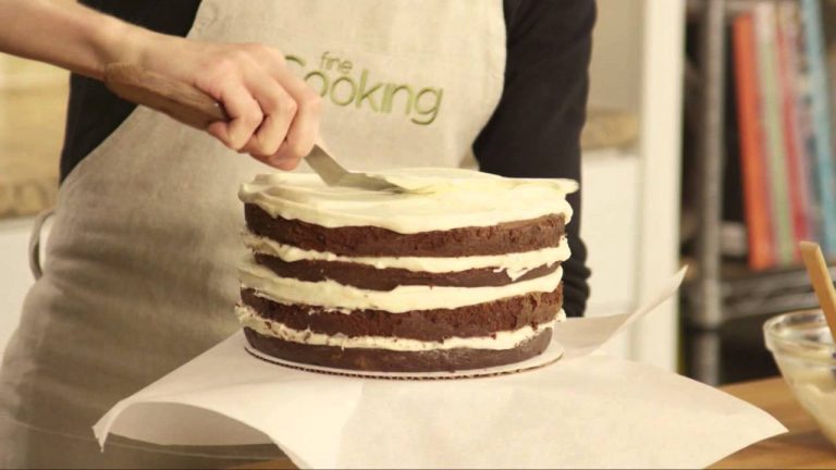 How to Frost a Cake Without Tearing It